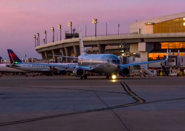 Boeing 737-800 (N569AS)