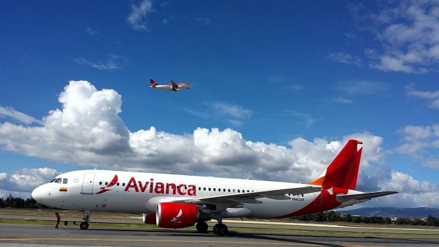 Airbus A320 (N862AV)