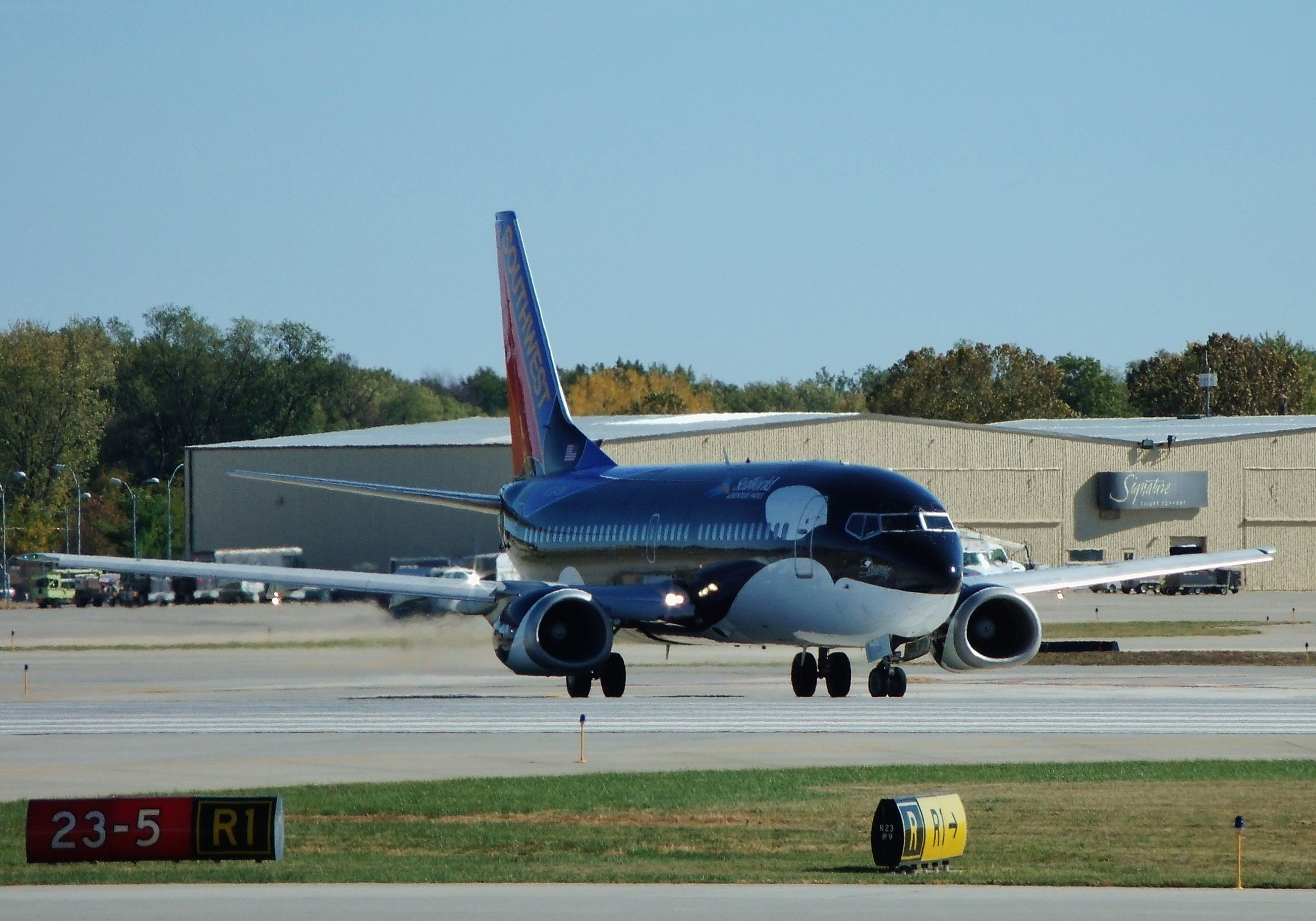 BOEING 737-300 (N334SW) - Taxiing to the runway, Glad you came back to Des Moines Shamu!