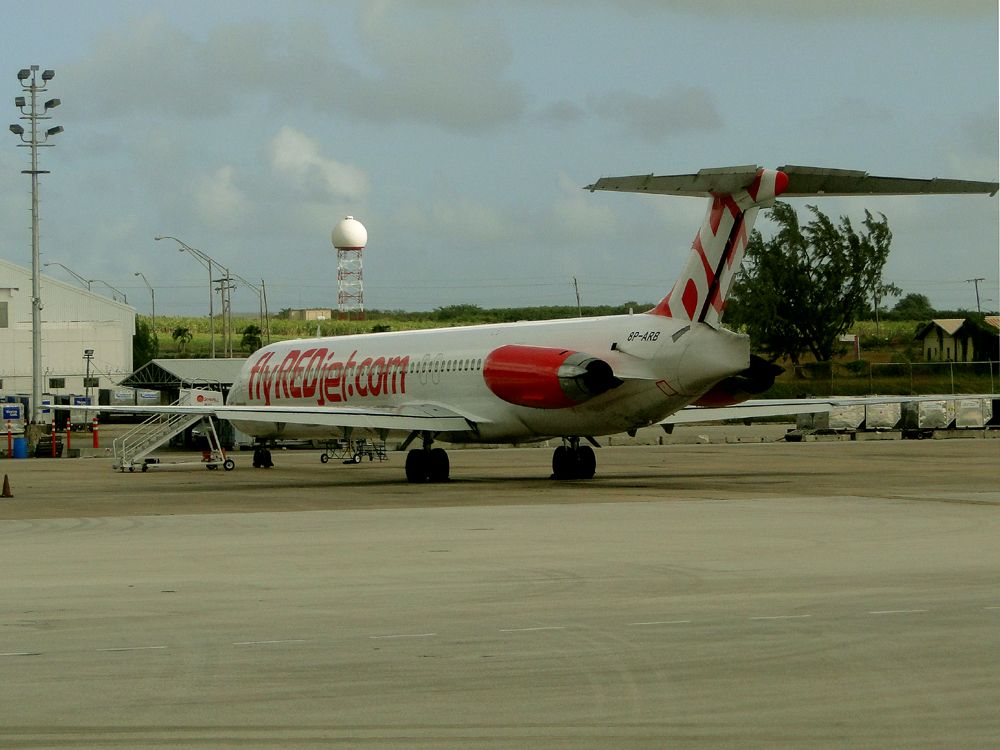 McDonnell Douglas MD-82 (8P-ARB)