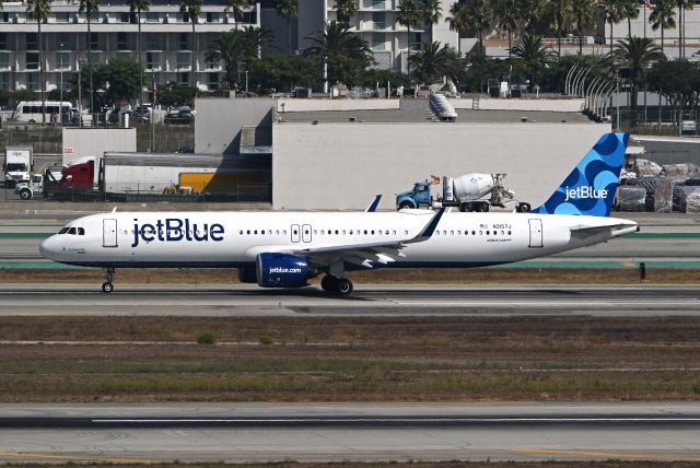 Airbus A321 (N2157J)