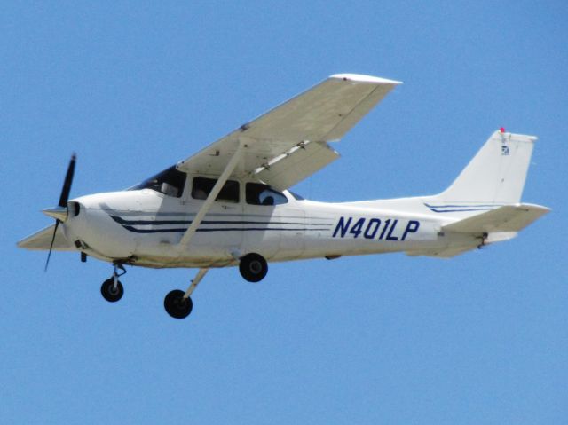 Cessna Skyhawk (N401LP) - Landing RWY 30