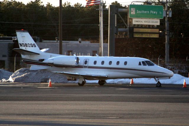 Cessna Citation Excel/XLS (N592QS) - Awaiting departure for KPBI on 28-Dec-09.