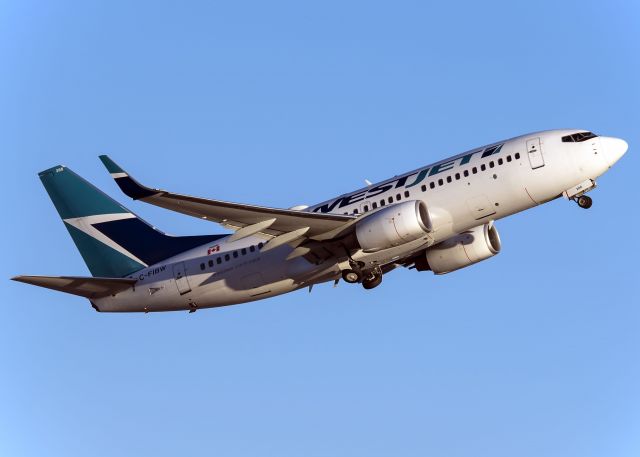Boeing 737-700 (C-FIBW)