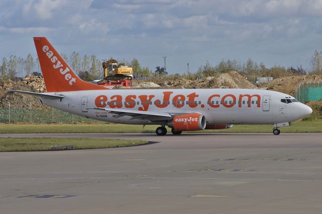 BOEING 737-300 (G-IGOM) - EasyJet - Boeing 737-36N C/N 28599/3115 - G-IGOM - at Luton 2004-10-06.