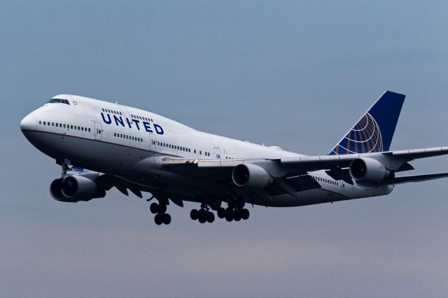 Boeing 747-400 (N128UA)