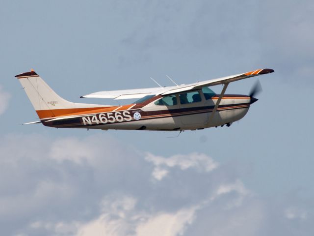 Cessna Skylane (N4656S) - Take off runway 11.