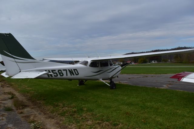 Cessna Skyhawk (N567ND)