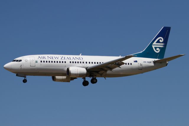 BOEING 737-300 (ZK-NGP)