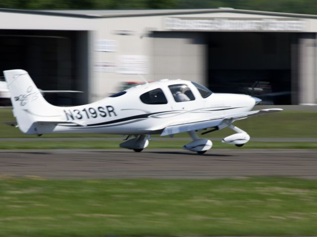 Cessna Skyhawk (N319SR) - Landing runwy 08 at Danbury CT.