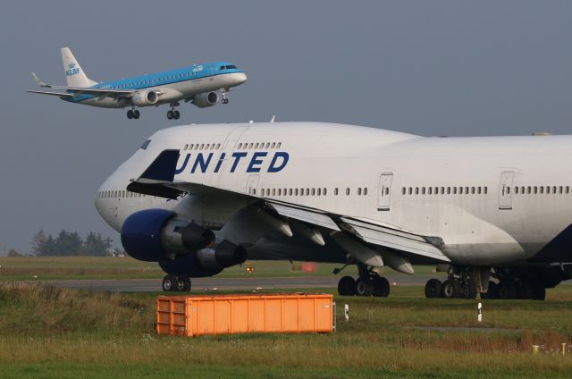 Boeing 747-400 (N194UA)