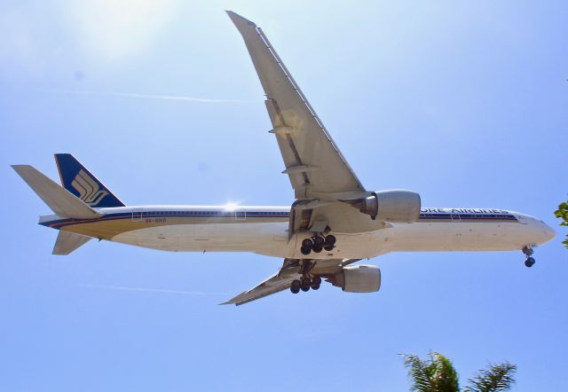 BOEING 777-300 (9V-SWD)