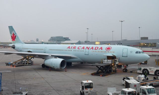 Airbus A330-300 (C-GHKW) - Air Canada Airbus A330-343 C-GHKW in Toronto 