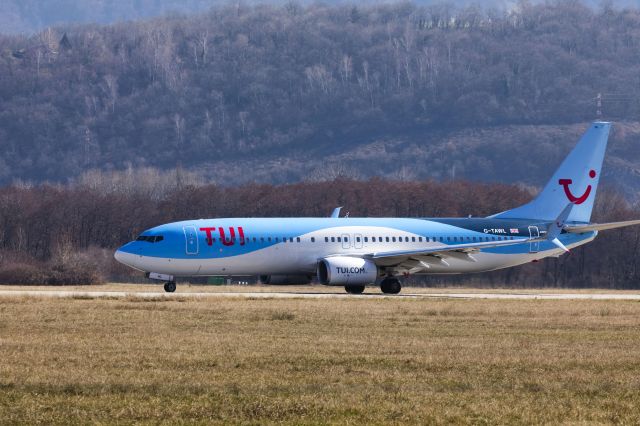 Boeing 737-700 (G-TAWL) - En attente de décollage à Chambèry