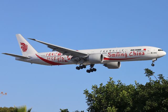 BOEING 777-300ER (B-2035) - Landing.