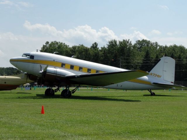 Douglas DC-3 (N734H)