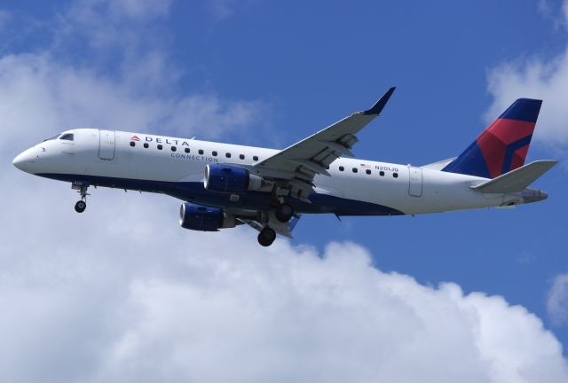 Embraer 170/175 (N201JQ)