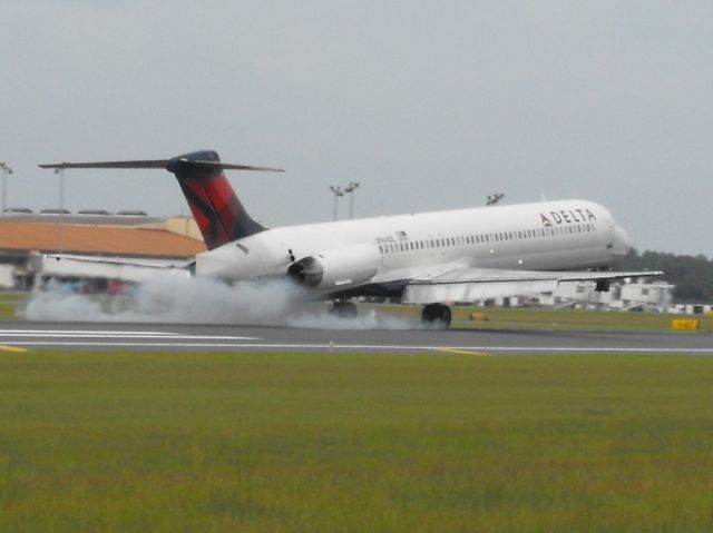 McDonnell Douglas MD-88 (N964DL) - Delta 2229 touching down in Tally.