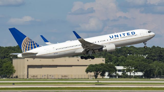 BOEING 767-300 (N671UA) - Departing 15Lbr /7/16/17