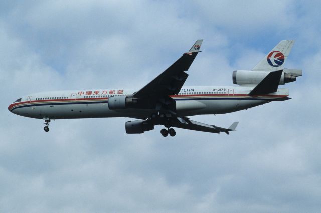 Boeing MD-11 (B-2175) - Final Approach to Narita Intl Airport Rwy34L on 1997/10/26