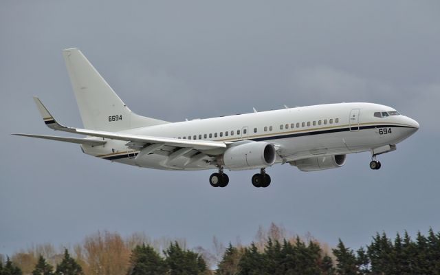 16-6694 — - usn c-40a 166694 about to land at shannon 21/3/14.