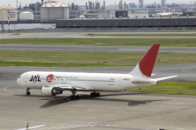 BOEING 767-300 (JA602J) - Taxing at Haneda Intl Airport on 2013/07/20 "Japan Endless Discovery Logo"