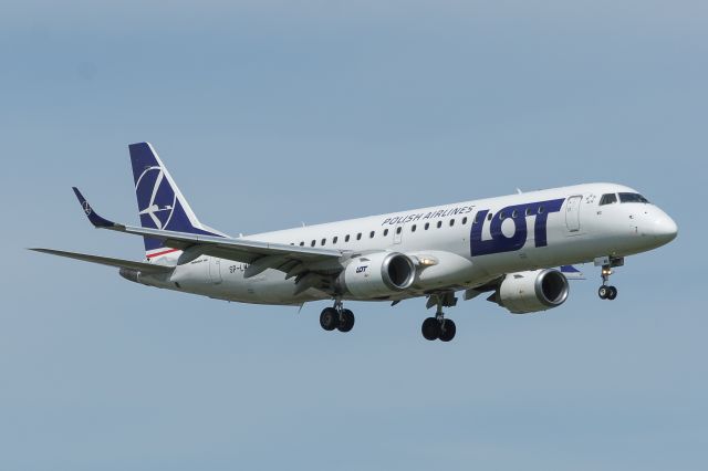 Embraer ERJ-190 (SP-LMG) - WAW SPOTTING