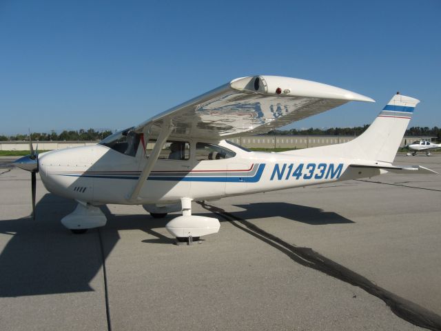 Cessna Skylane (N1433M) - PARKED AT FULLERTON
