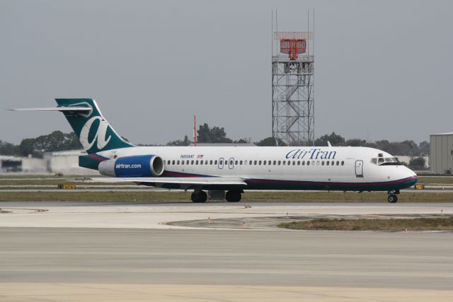 Boeing 717-200 (N959AT) - AirTran Flight 1229 (N959AT) taxis for flight at Sarasota-Bradenton International Airport