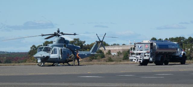 BELL UH-1Y (16-9283) - About tp refuel is this US Marine Bell UH-1Y "Venom" Super Huey in the Autumn of 2024.