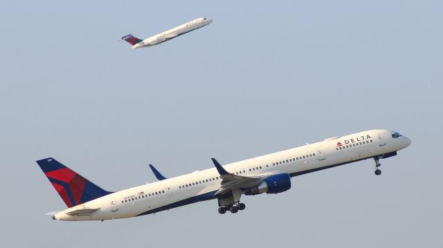 BOEING 757-300 (N581NW)