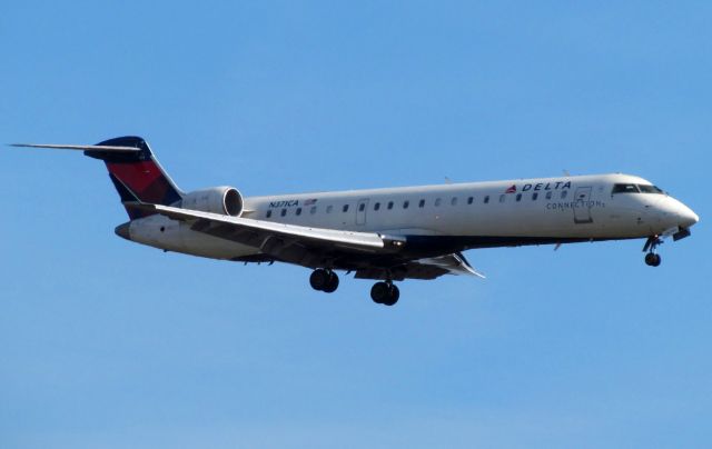 Canadair Regional Jet CRJ-700 (N371CA)