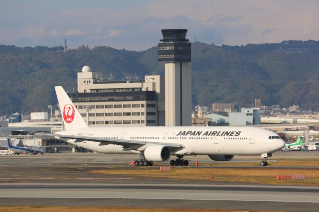 BOEING 777-300 (JA8943)