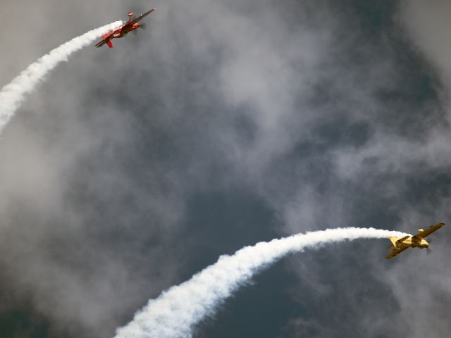 EXTRA EA-300 (N580GP) - Perfect formation flying - Oshkosh 2013!