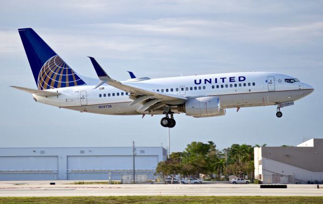 Boeing 737-700 (N24736)