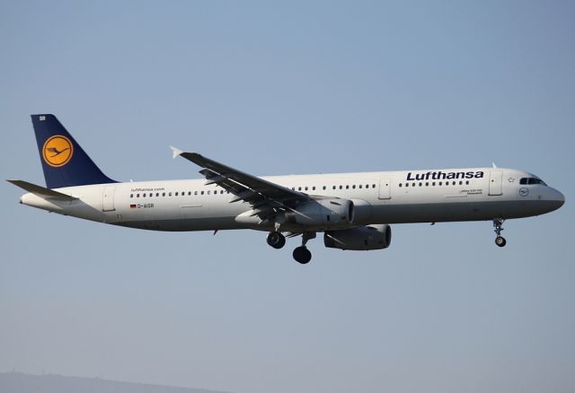 Airbus A321 (D-AISR) - Landing on 03Lbr /21/12/2013