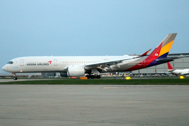 Airbus A350-900 (HL8522) - Taxiing to Stand 234 on 17-Mar-24 operating flight AAR521 from RKSI.