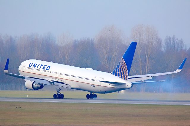 BOEING 767-300 (N662UA)