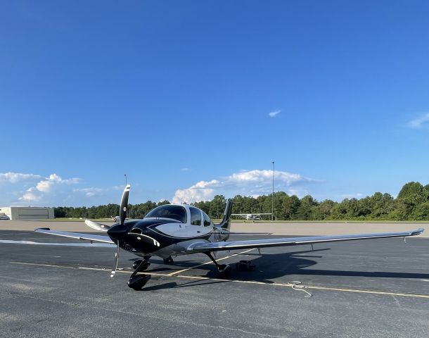 Cirrus SR-22 (N322MC)