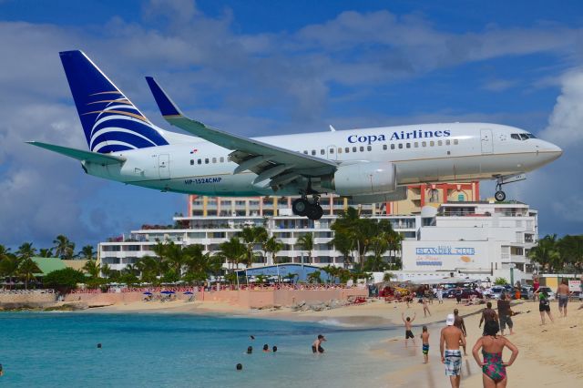 Boeing 737-700 (HP-1524CMP) - Very low over the beach...