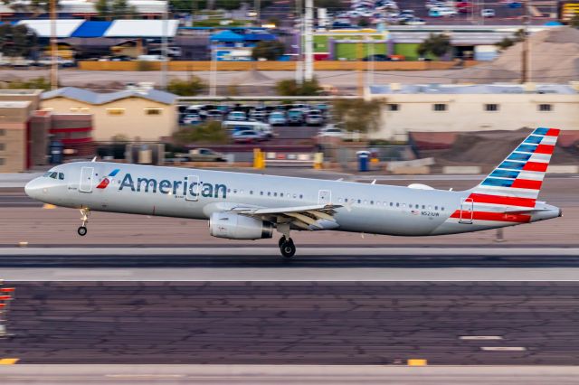 Airbus A321 (N521UW) - American Airlines A321 landing at PHX on 11/30/22. Taken with a Canon 850D and Tamron 70-200 G2 lens.