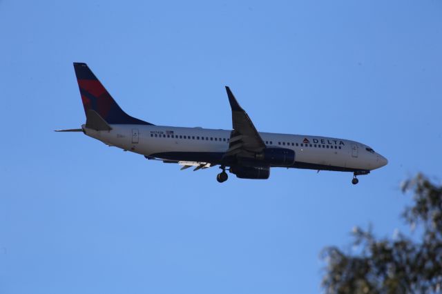 Boeing 737-800 (N3745B)