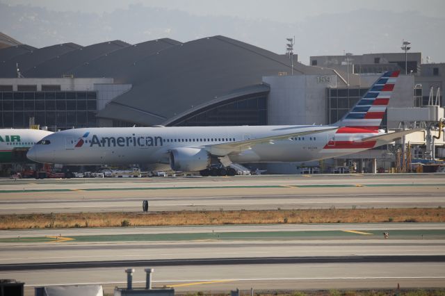 Boeing 787-9 Dreamliner (N823AN)