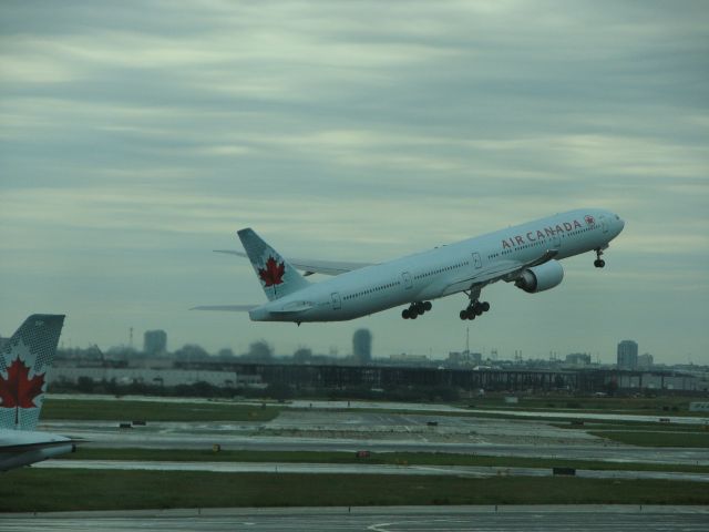 BOEING 777-300ER (C-FIVM)