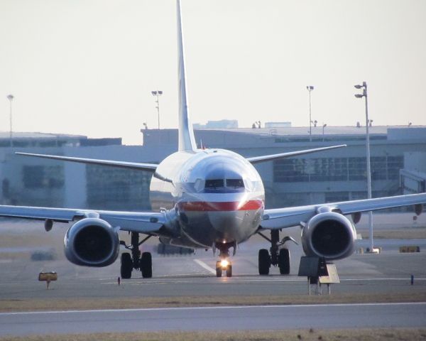 Boeing 737-800 (N987AN) - AAL719 rolling up to runway 23 to depart for Miami.