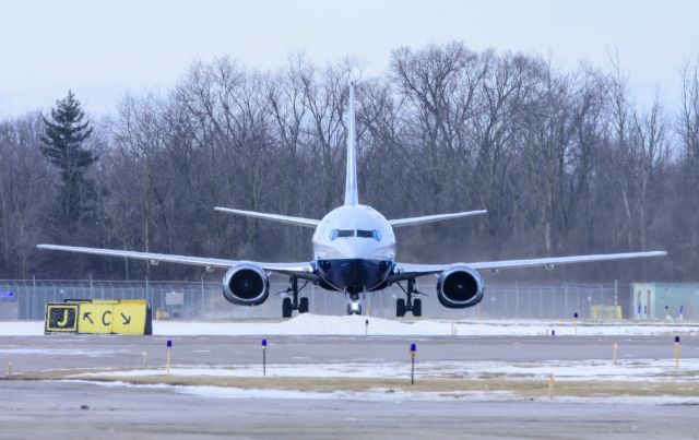 BOEING 737-300 (N578TR) - Sierra West Airlines Boeing 737-3T0 (SF) N578TR arrives at Niagara Falls Int'l Airport 