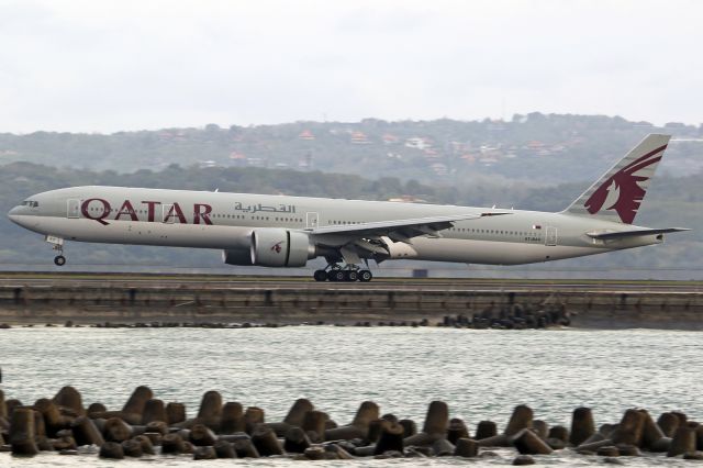 BOEING 777-300 (A7-BAV)