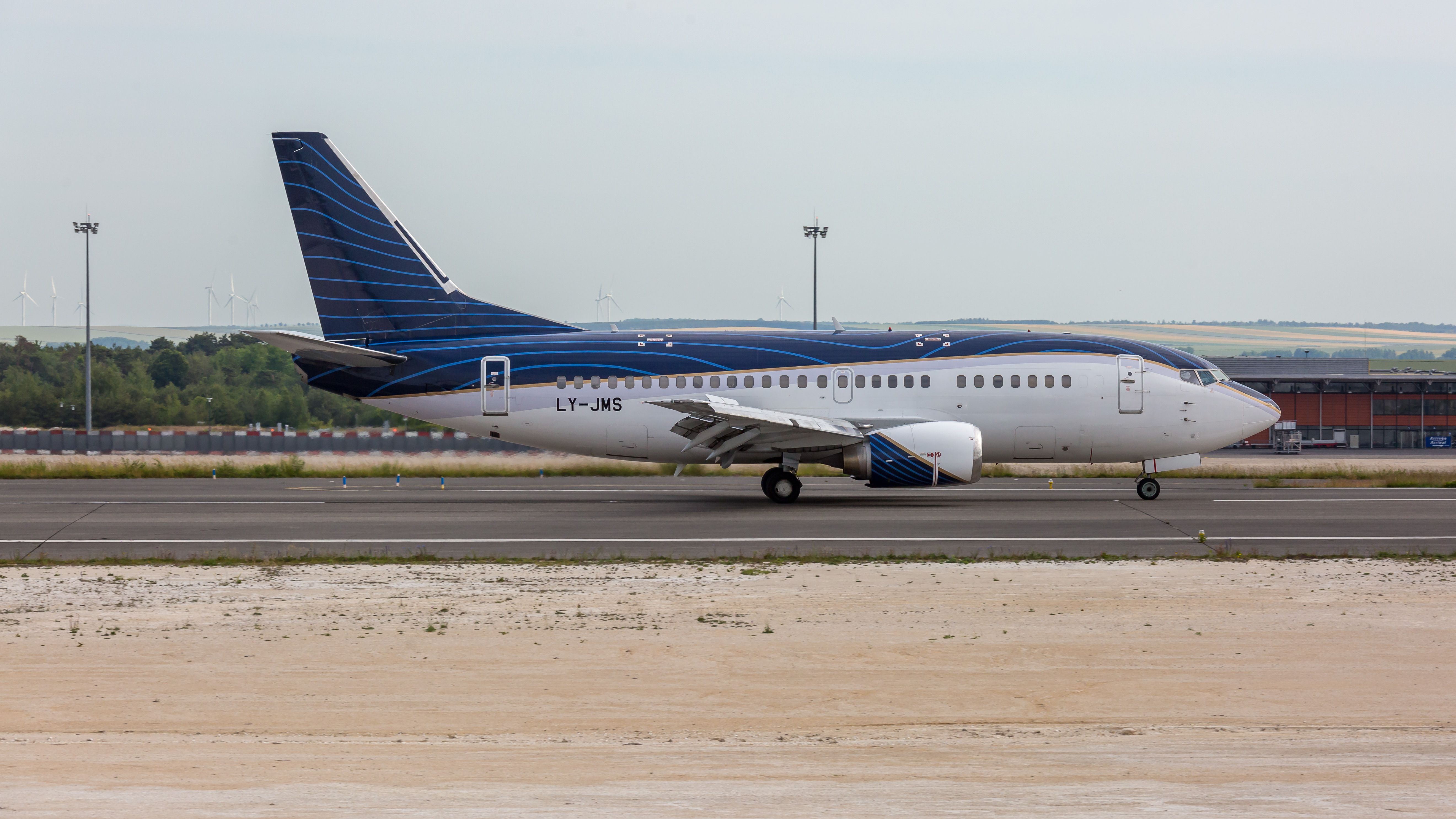 Boeing 737-700 (LY-JMS)