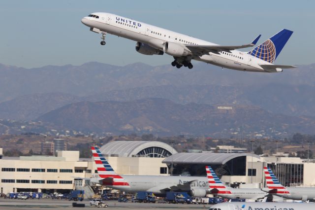 Boeing 757-200 (N587UA)