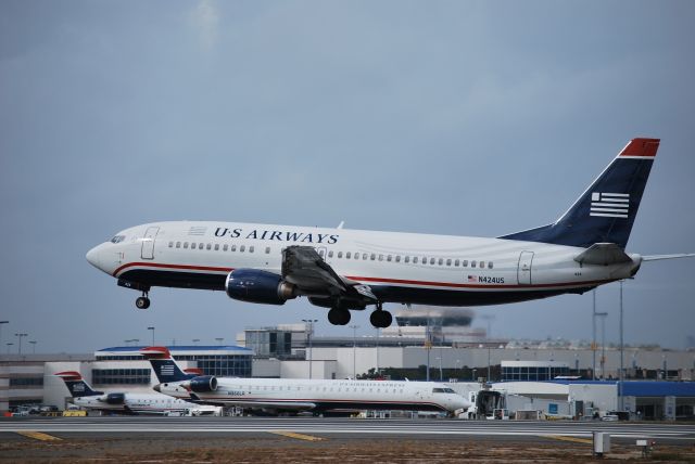 BOEING 737-400 (N424US) - Arriving runway 18L - 10/23/09